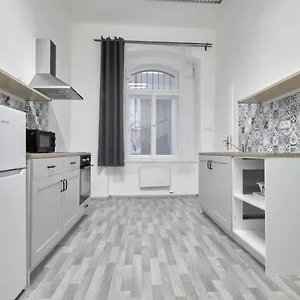 Archibald Flats Praga
